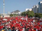 Rio amanhece vermelho em apoio aos bombeiros