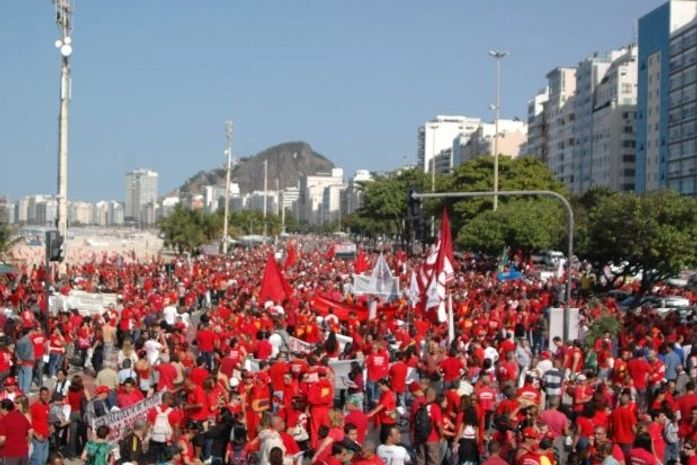 Rio amanhece vermelho em apoio aos bombeiros