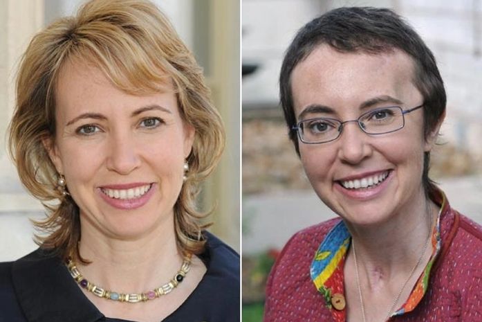 Deputada baleada nos EUA divulga foto no Facebook