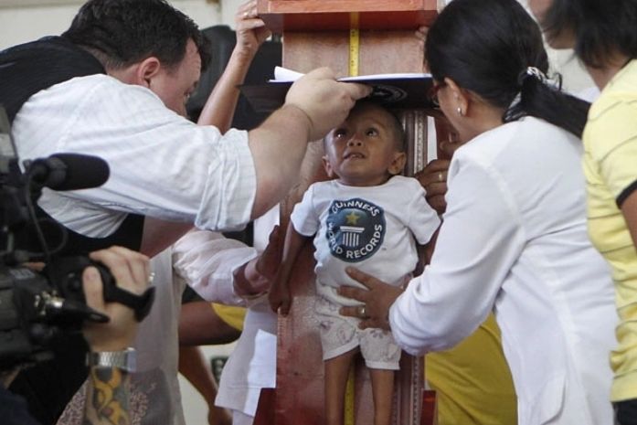 Filipino de 59,7 cm é declarado o menor homem do mundo