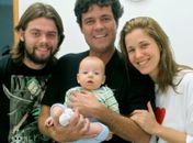 Coruja : Felipe Camargo apresenta, orgulhoso, seu filho Antônio.