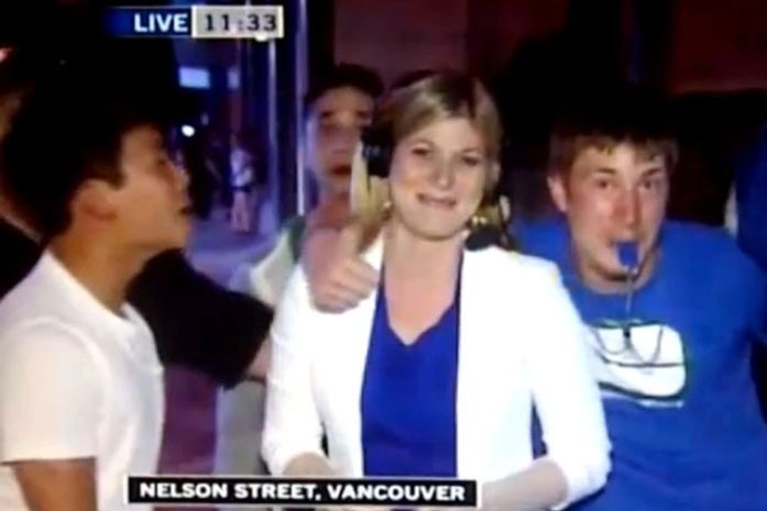 Fãs atrapalham entrada ao vivo de repórter gritando 'você é gata'