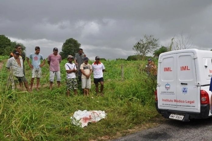 Corpo encontrado na beirra da estrada