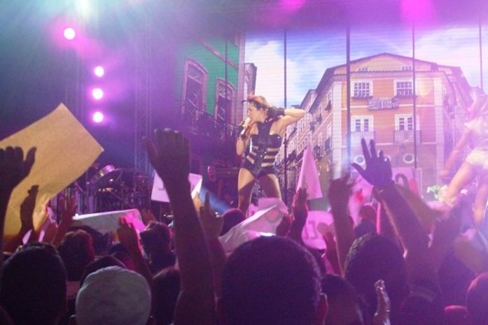 Mais de 20 mil prestigiam show de Claudia Leite no maior São João de Alagoas