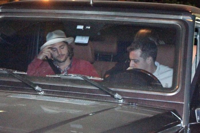 Luciano Huck leva Ashton Kutcher para jantar no Leblon