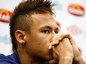 Neymar assina com o Real Madri. Real e Santos acertam valores