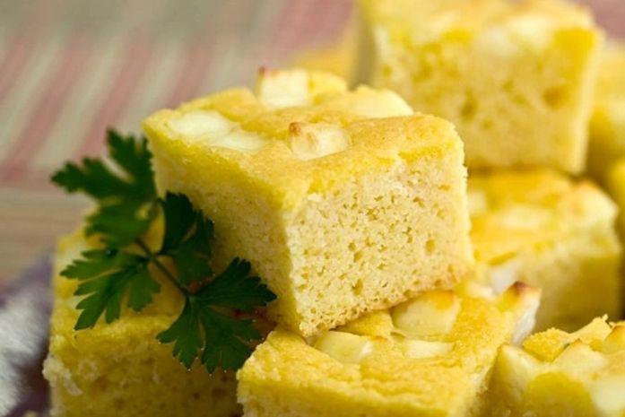 Alternativa ao doce: Bolo de milho salgado leva queijo coalho