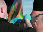 Sem noção prende balão nos piercings e sai voando