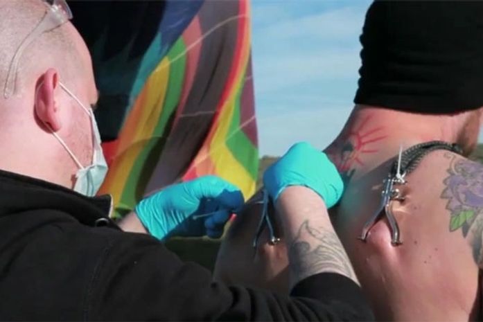 Sem noção prende balão nos piercings e sai voando