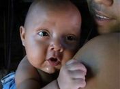 Um bebê de dois meses deixou seus pais espantados quando começou a falar.