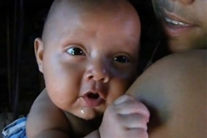 Um bebê de dois meses deixou seus pais espantados quando começou a falar.