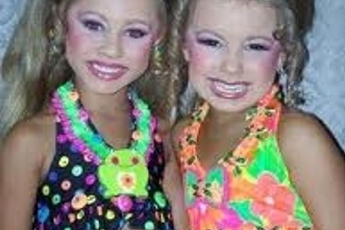 Meninas de apenas 5 anos já participam de concurso de miss infantil