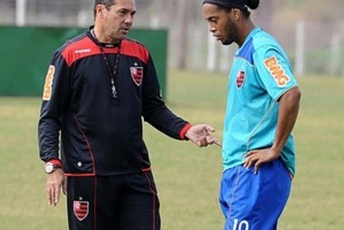 Golaço de bicicleta de Ronaldinho é o ponto alto do treinamento do Fla