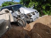 Motorista abandona veículo de luxo após provocar acidente no Poço