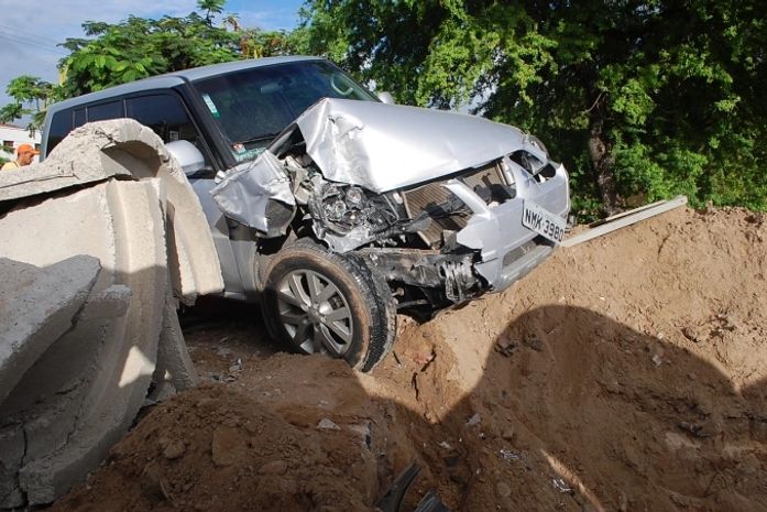 Motorista abandona veículo de luxo após provocar acidente no Poço