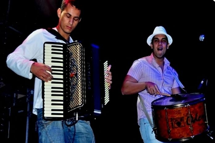 Banda Mô Fio completa 10 anos e se mantém fiel ao forró pé-de-serra