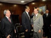 Benedito espera para cumprimentar Sarney