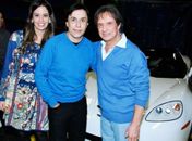 Roberto Carlos presenteia Tom Cavalcante com carro avaliado em R$ 250 mil
