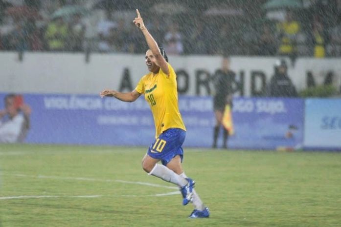 Marta faz dois, e Seleção feminina goleia em amistoso