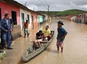 Teotonio vendo de perto a enchente em Rio Largo