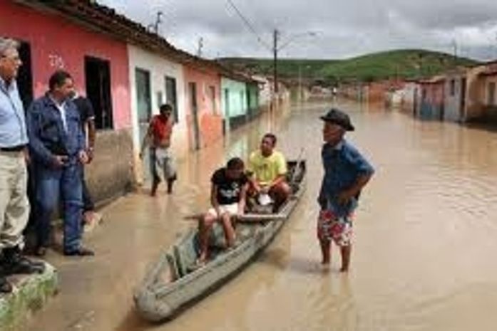 Teotonio vendo de perto a enchente em Rio Largo
