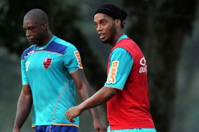 Às vésperas do clássico com o Botafogo, Ronaldinho aparece em boate às 5h da madrugada