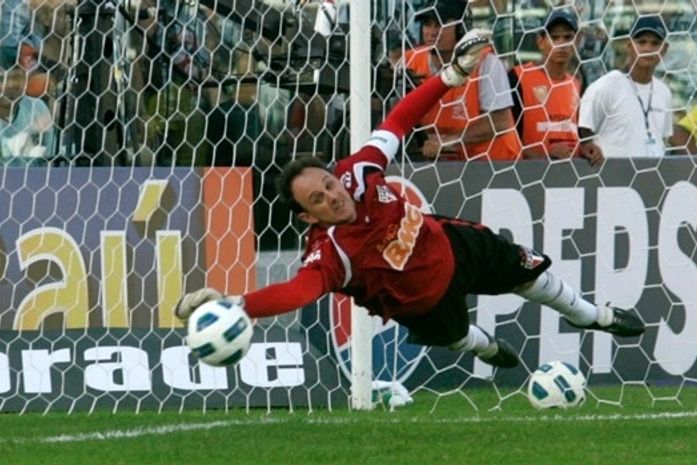 Ceni pega pênalti, Lucas faz golaço, e líder São Paulo vence o Ceará: 2 a 0