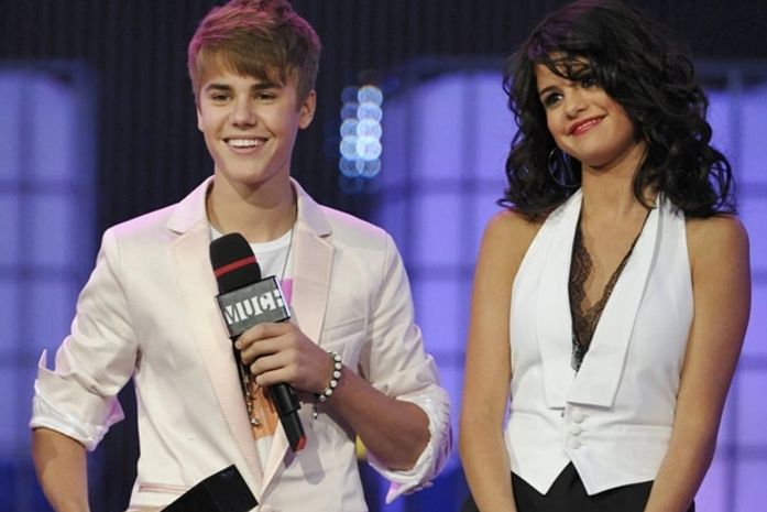 Justin Bieber ganha prêmio das mãos da namorada Selena Gomez