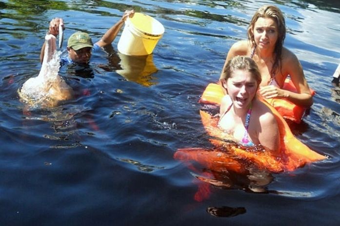 Bárbara Evans se assusta com boto em passeio na Floresta Amazônica