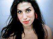 Após ser vaiada, Amy Winehouse cancela parte da turnê europeia