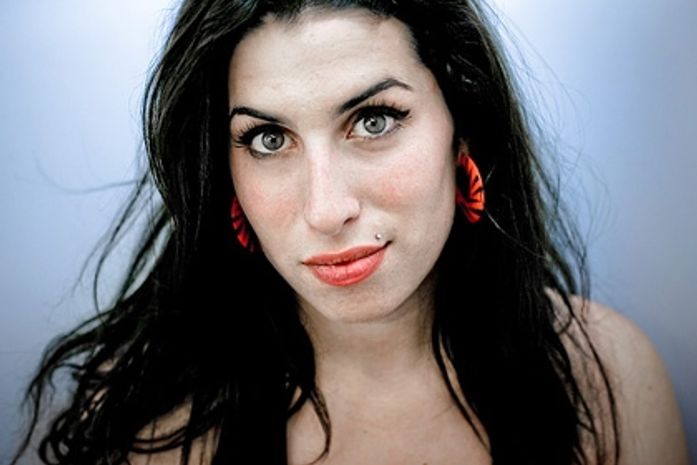 Após ser vaiada, Amy Winehouse cancela parte da turnê europeia