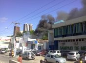 Incêndio destrói completamente loja de refrigeração no Centro de Maceió