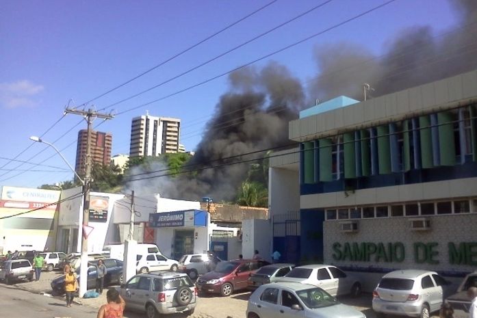 Incêndio destrói completamente loja de refrigeração no Centro de Maceió