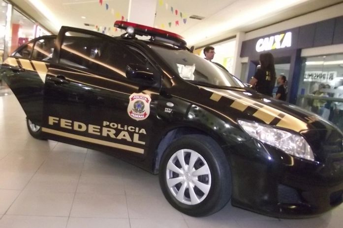 Viatura da PF está em exposição para os visitantes