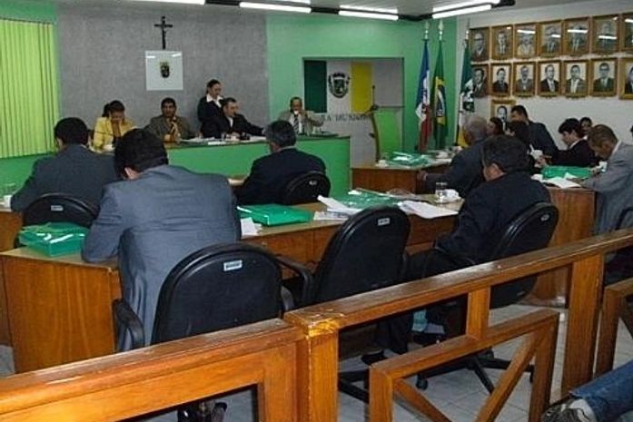 Presidente confirma que Câmara não teria espaço se "todos" fossem trabalhar