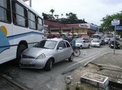 Acidente entre ônibus e carro deixa trânsito lento