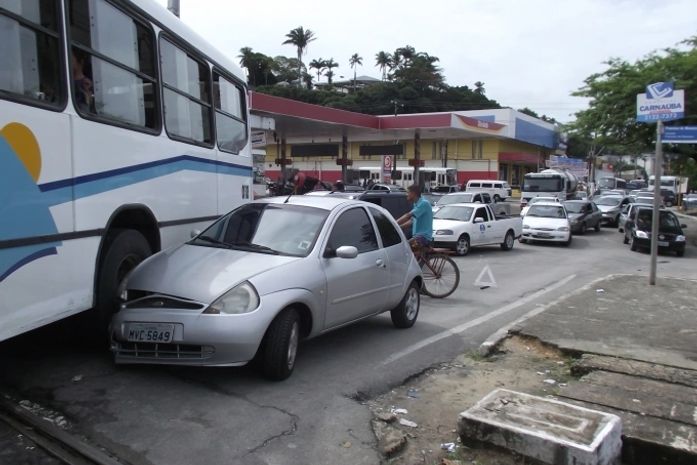 Acidente entre ônibus e carro deixa trânsito lento