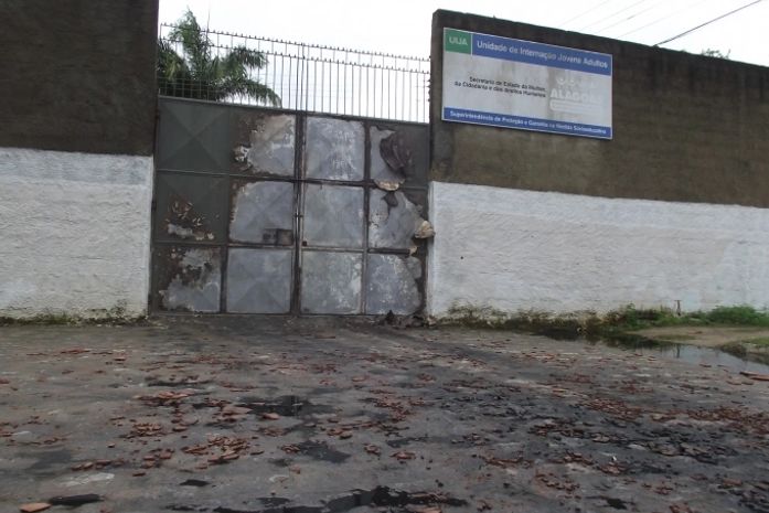 Adolescentes atearam fogo na entrada da unidade