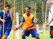 Ronaldinho Gaúcho acorda cedo e participa de ‘ralação’ no Fla