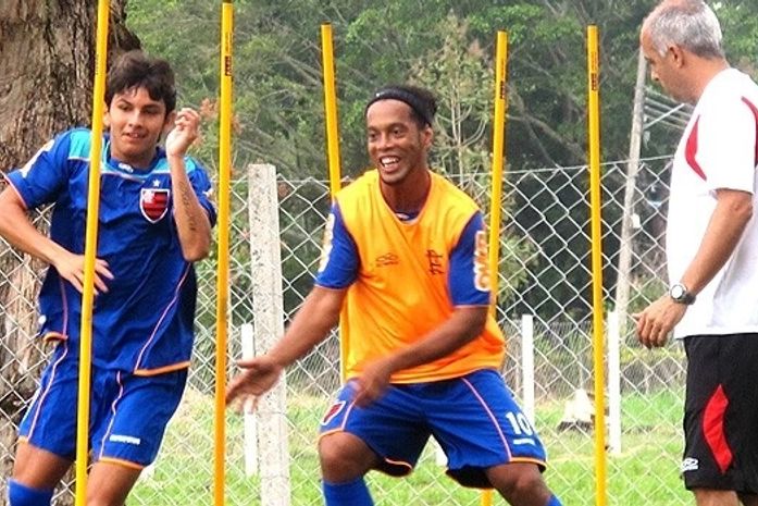 Ronaldinho Gaúcho acorda cedo e participa de ‘ralação’ no Fla