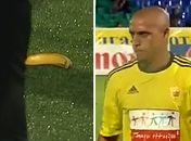 Torcedores jogam banana em Roberto Carlos, que deixa o gramado