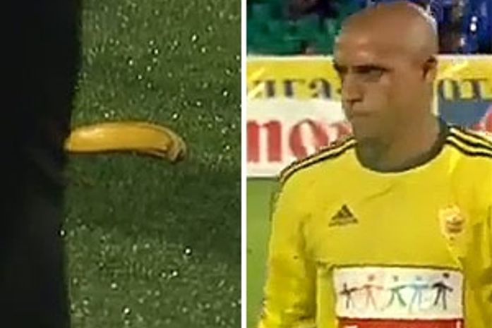 Torcedores jogam banana em Roberto Carlos, que deixa o gramado