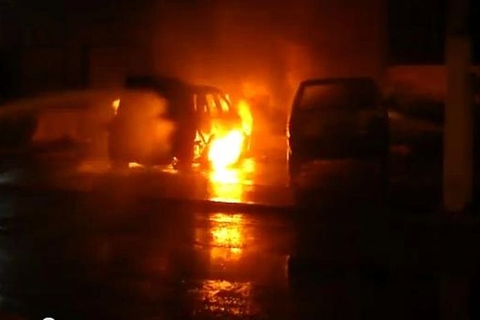 Vídeo exclusivo mostra carros incendiados. Suspeita é de ato criminoso