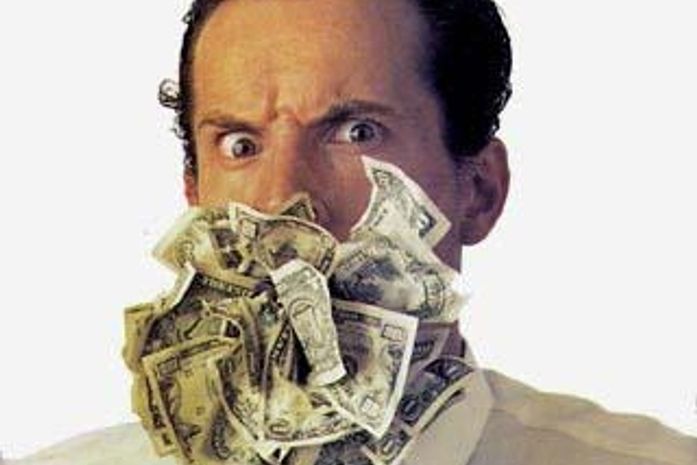 Desesperado, russo come dinheiro ao ser flagrado cobrando propina