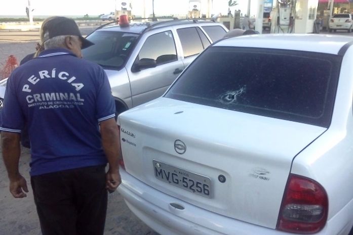 Perícia faz vistoria no Veículo atingido pelos disparos