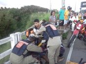 Militares prestam socorro a vítima 