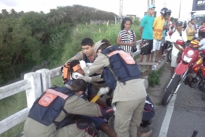 Militares prestam socorro a vítima 