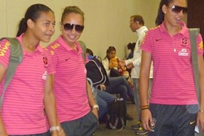 'Com os pés no chão e sem medo', Seleção feminina embarca para a Copa