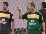Mano comanda treino tático e exige posse de bola e marcação forte