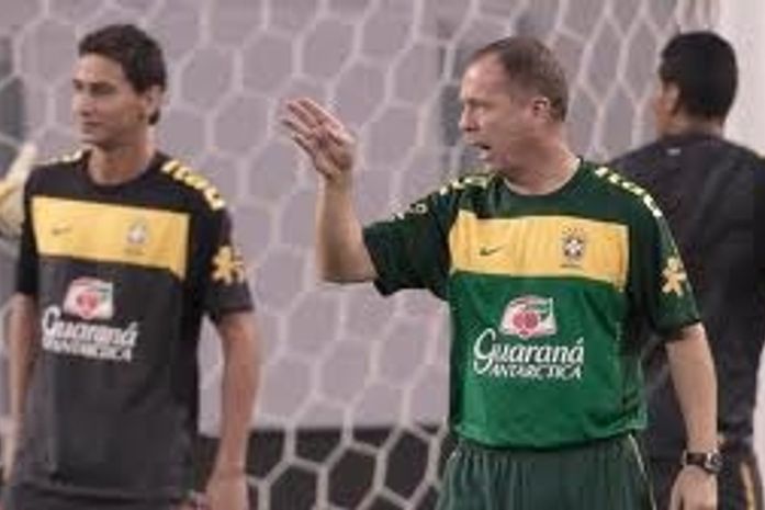 Mano comanda treino tático e exige posse de bola e marcação forte